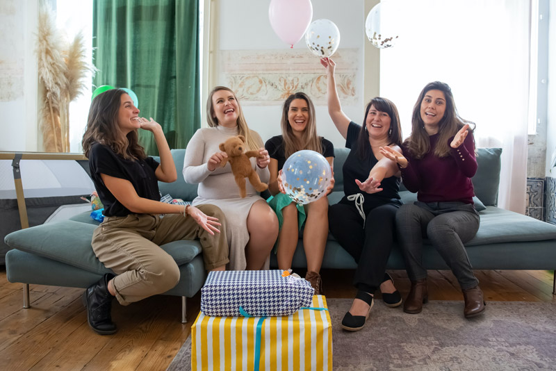 Veninder fejrer den gravide til en babyshower 