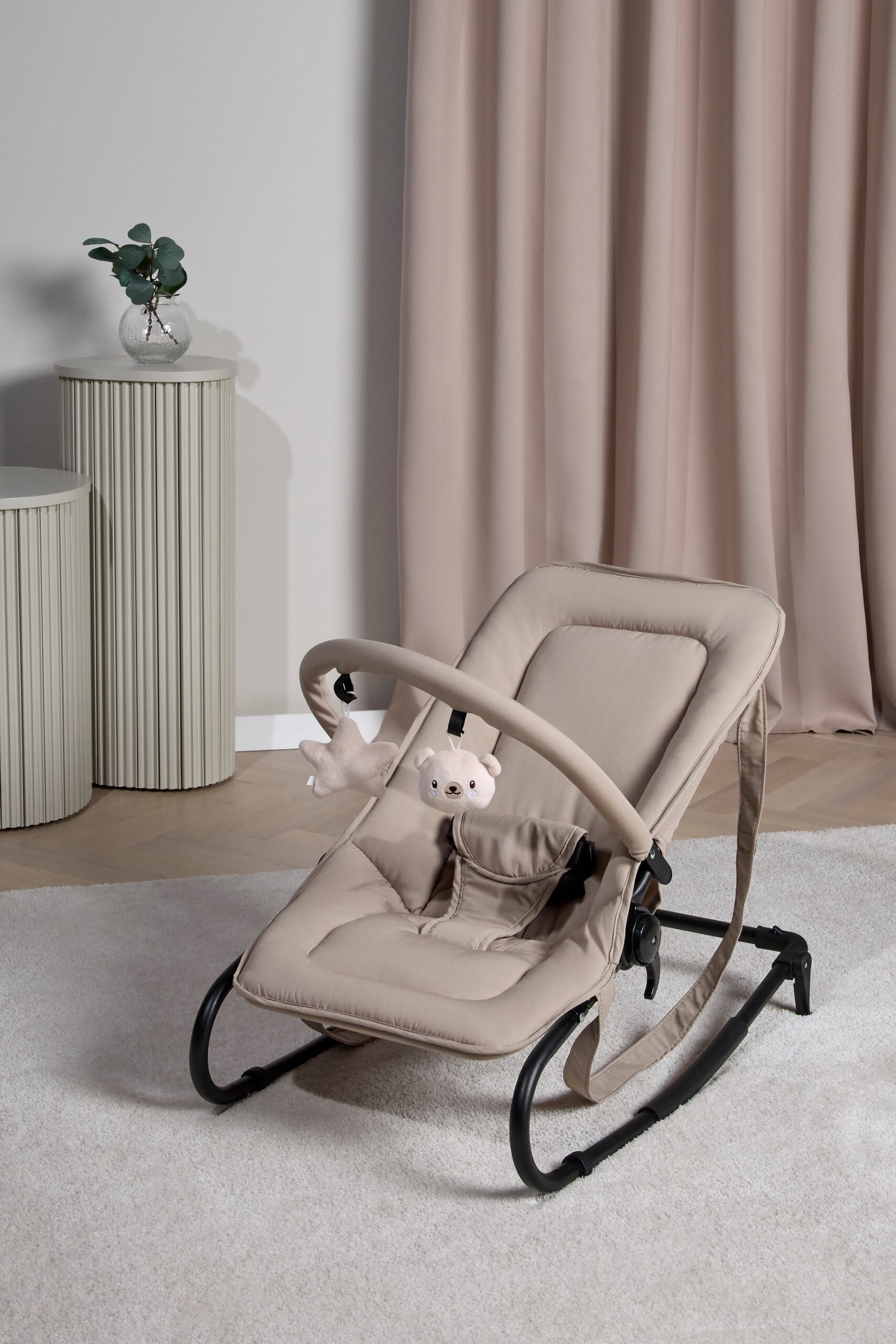 Beemoo PLAY Simple Skråstol, Sand Beige Beemoo PLAY Simple Skråstol, Sand Beige