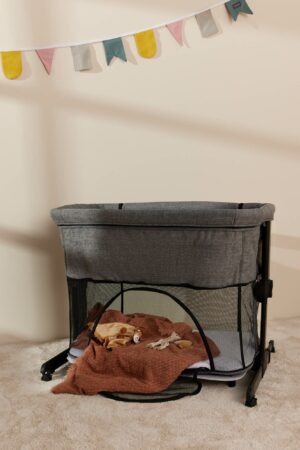 JLY ALLIE Bedside Crib & Kravlegård, Mørkegrå